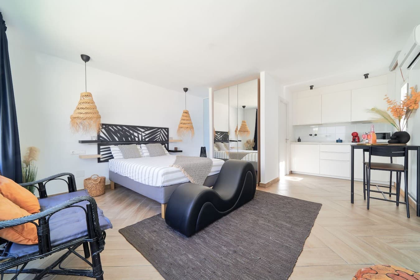 Exotic Suite con Jacuzzi Privado Sofá Tantra